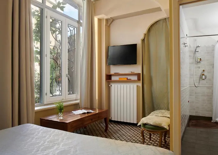 Palm Gallery Hotel